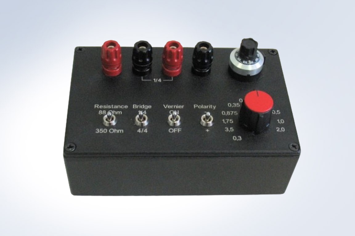 Calibrators for strain-gauge bridge measurement chains